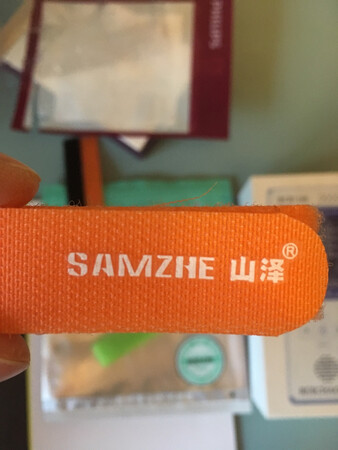 产品质量：质量还是可以的，对于这个价位来说
产品性能：长度够，也比较厚实的。
兼容性能：兼容性应该是长度吧
外形外观：颜色比较多，外观还是可以的，颜色也鲜艳
产品包装：是用塑料袋包装的，对于这个价位来说也是说的过去。
