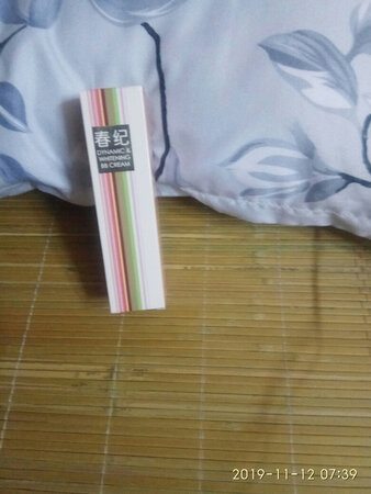 外形外观：外形外观包装很好，很漂亮，
产品质感：与描述相符，质感很好，
适合肤质：任何肤质
遮瑕效果：遮瑕效果不错
保湿效果：保湿效果很好，五星好评，想买的亲敢紧下单哈！
