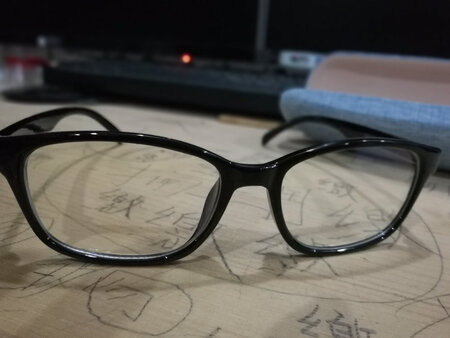 真的很不错，眼镜造型也非常漂亮，镜片透亮～还送眼镜盒，袋子，擦镜布等，性价比超级高！一次买两付太明智啦～