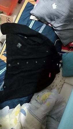 衣服穿了很久才来评价,感觉很耐斯,面料不是很软也不是很硬,很修身,看起来洋气,感觉还不错,挺喜欢的。