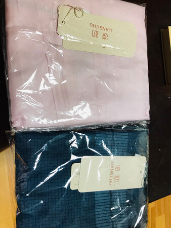 前后买了4个枕套，两个粉色的，两个深蓝色的，粉色没有色差，深蓝色是属于蓝黑色的颜色，很暗，色差与商品图片偏差很大，不是我喜欢的颜色，到货就清洗了，不会脱色，质地是纯棉的，物流速度快，包装到位，买的整套先囤着，整体来说基本满意。