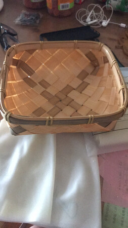 没注意尺寸，感觉小了点，装装零食吧，竹制品摸上去倒也光滑，就怕有毛刺扎到手