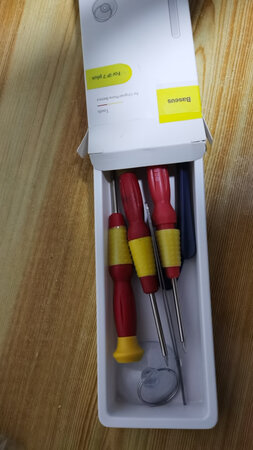 买了这家的苹果手机电池，操作非常简单，在家自己就能更换，换了以后，手机电量耐用了许多，不错，打算给别的手机也管块电池，而且卖家很贴心的送了换电池的工具，很不错呢
