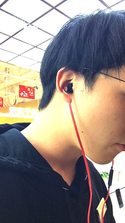 音质音效：音质不用说了，beats3音质真的很好，刚买的新耳机需要先煲机一段时间才能听出效果来！期待???
做工质感：做工也很精致，很有质感的设计，入耳跟耳机线都很不错，3.5mm镀金插头，非常好用，比那种弯的L型接头好多了。╰?╮
舒适度：线材手感也很不错，摸起来手感舒服，戴着听歌也很舒服，胶囊耳塞。入耳也非常舒服！???
其他特色：**的人体工学设计，舒适贴合，适合全天佩戴，主打入耳式胶囊耳塞大小可以根据个人需要更换选择合适的╰?╯