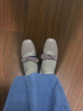 这双鞋子下单后再阅读了一下评价 发现很多人反应尺码偏小 需要适当买大一码 马上联系客服 却已经发货了 然后客服说每个人情况不同 让我收货后先试试 结果穿是能穿但是总的来说茵曼家的鞋子偏瘦型 脚宽的人穿着是个考验 而且这款鞋子确实如图评论说的很硬  但是款式确实挺好看 蛮喜欢的 暂且留着吧