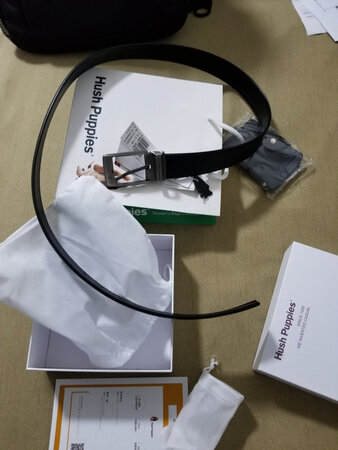 非常喜欢这个品牌，之前在实体店买过好多次，这次还送了一个卡包，皮带非常漂亮很软，鉴定真皮无误???
