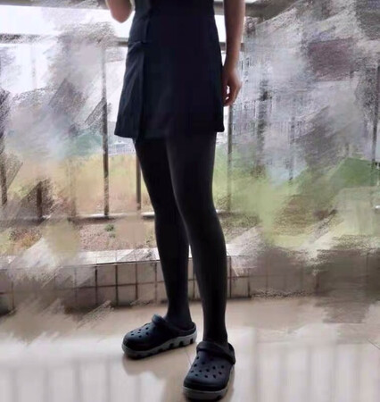 弹力相当大 我本身挺有肉腿上 穿这个 显腿特别瘦 还直 这个厚度袜子的厚度不错 现在穿刚刚好 挺暖和 质量真心不错 没有抽丝 起毛的现象 这个价钱是我没想到的 打算再买两双换穿 同事都说比外面的减压裤便宜 但上身效果却很好 京东确实不错 三天不到就送到家了
