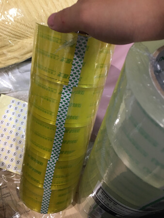 做工质感：手感不错 比以前在文具店那些地方买的厚实的多，表面无粗糙感
尺寸大小：这次购买的是60MM-100Y 胶带宽面，用来日常打包封箱等已够用
耐用度：个人感觉比以往的胶带要厚 质量更耐用 不易跑边 目前用了两卷没发现其他问题
手感：表面细腻没颗粒感粗糙感 使用过程目前没发现断层
其他特色：价格实惠 质量到位 五星好评