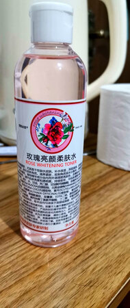 适合肤质：同事推荐给我的，但是我还是有点过敏，在手腕处试了试，发现有点红了，他家的金盏花的，我手腕上试就会有点痒。但是他家的祛痘的那瓶就很好用，虽然气味有点大但是祛痘效果确实不错。
总之，各位用之前还是先试一试，自己适不适合，这瓶玫瑰的，闻起来还挺香的，我还挺喜欢的，可惜过敏只能给男朋友用了。
