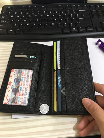 外观颜值：高颜值，时尚而不失稳重，简约而不简单，整体线条非常耐看！
材质手感：真材实料，手感一流！拿在手里感觉不软不硬，不滑不溜！
容量空间：大容量，能装！多个隔层，满足多张卡片存放区分，取用方便！
做工细节：细节讲究，每个线条接口都处理得非常到位，无多余线头！
适用场合：中老年朋友不要犹豫，值得入手了(^_^)