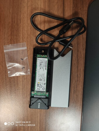 外形外观：外观还可以，就是稍微显得笨重一点。
读写速度：不能和nvme的比，也有一百多兆吧，还是比普通优盘好很多。
便携性能：肯定比不上优盘，但是比2.5的移动硬盘好很多。
散热效果：目前看，散热没太大问题。
其他特殊：希望体积再做的小巧一点，价格再低一点，就更好了。谢谢。