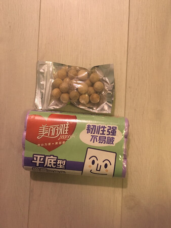袋子很好，又大又结实，适合办公室用。送了香樟木球还没拆封。