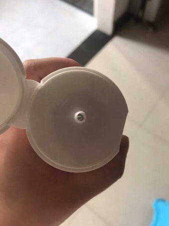 第一次用科颜氏的洗面奶，做功课做了很久，最后终于确定是科颜氏没错了。本人干皮，这款洗完脸皮肤不紧绷，润润的，没有假滑～清洁效果非常不错。喜欢的可以入手了～