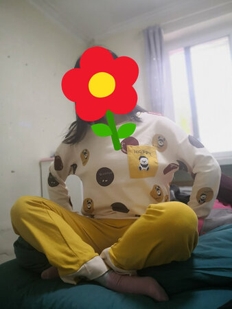 天冷了在网上精挑细选选了这套家居服，温暖的黄色系，和图片基本没有色差，全棉材质，穿着也很舒服，选了大一码的号，舒适温暖，很喜欢裤脚的设计，和上衣的图案遥相呼应，挺好看的。外面可以再穿一件羊绒的开衫或者毛衣，在没有暖气的初冬很温暖舒服。