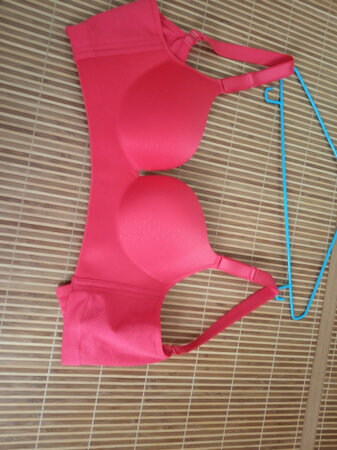 穿起来舒服.没有压肉的痕迹.带子调好也不会下掉