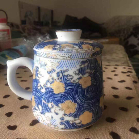 给老人买的杯子，很喜欢！样式高端大气，颜色也很喜欢，茶杯容量大小合适，手柄方便握持。茶漏很好用，只是不能过滤茶渣，可以过滤大片的茶叶，内部的银胆很好，手感非常细腻光滑，杯盖提拿很顺手，倒立后可以放茶漏，很方便！包装盒精美！快递也很给力！