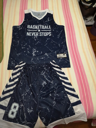 衣服大体来说非常不错，价格也很实惠，穿上挺好看的。