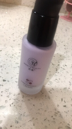 双十一前买的，如果等到双十一更优惠，这个隔离非常的好用，我买的紫色的，用美妆蛋轻轻按压涂抹非常均匀，轻薄滋润，提亮肤色，淡淡的香味，真的是价格便宜还好用，准备等双十二时再囤两瓶，京东送货速度快，质量保证