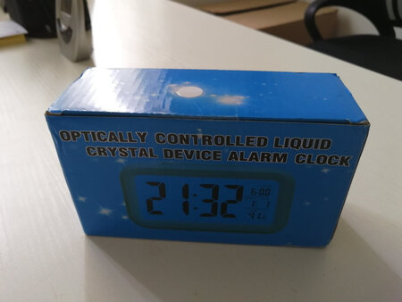 还不错。第一次买的产品，背景灯是坏的。晚上申请的售后，今天一早快递小哥就把新的送来了，一再说要有问题随时退换。我试了一下，全部功能都正常了。美中不足的就是，当闹钟响铃时，如果按下贪睡/背景灯健，隔五分钟还会再次响，当然这没问题。如果只想响一次，就必须到后边把响铃键拨下来。但是如果忘了拨回去，第二天的闹钟就不响了。这个设计有点不方便，希望能继续改进。总体来说，还是不错的。