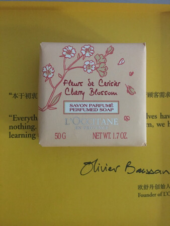 樱花香皂非常香，活动力度很划算，送货也非常快，欧舒丹今年囤了很多货，总体来说确实秒杀其他一切的产品，樱花的味道，淡淡的清香，嗯，很高雅，很优雅，洗完脸以后也不紧绷，洗完手以后再涂抹上欧舒丹的护手霜，非常完美的搭配。同时买手霜的时候也送了牛油果的香皂，小小的一点可以带到身上，你方便旅行用，欧舒丹的设计真是非常的棒呀。希望京东在做更加优惠的活动，嗯，后期也会持续购买的持续关注。