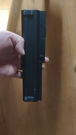 材质做工：看着挺好。
外观设计：和原装外观一样
安装操作：简单
使用效果：初用没发现问题，最后要再看看能待机多长时间。