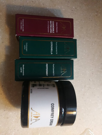 一款价格与功效对等的商品。不经不觉用了十多年，感觉上没有太大的变化，但就是喜欢用。这个商品还不错，相对符合个人要求，而且商品质量，价格，包装都比较合适。希望以后还能多进行各种实际优惠活动。