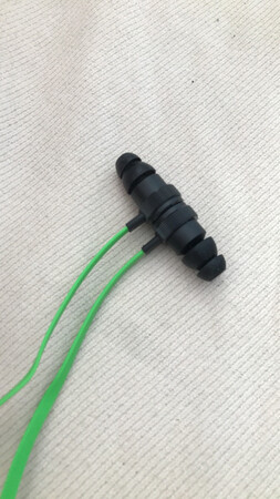 灯厂品质不用质疑。这款产品可惜没有rgb，只能发绿光，有常亮和呼吸两个选项。现在正在烫机，音质烫完机之后追评。线不易缠绕，亮绿色十分引人注目。灯厂外设都不错，希望下一代能有rgb，支持雷云驱动，灯光同步。出门也十分便携。在这个价位已经很不错了！