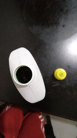 不知道海外产品在海关安检时是否允许进口产品无任何的封口过安检吗 收到实物(如图)无任何的封口 也就是说可以随意在里面添加或是调换里面的液体 一样可以出售