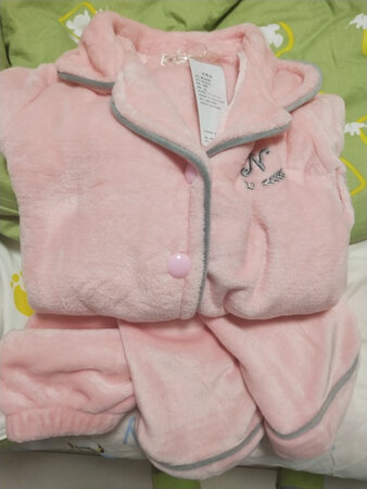 衣服质量很好，物流发货快，号码偏大，和客服沟通后办理换货，京东效率很高，第二天换的衣服就到货了，京东客服服务态度很好，也很专业。京东物流效率也高，快递小哥也敬业，会一直在京东商城购物，省心、放心、省钱！