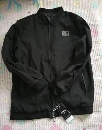 衣服收到啦，物流配送很快，穿上后很舒服，也很合身，穿起来非常帅气，质量也很到位，棒！