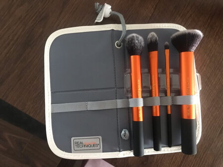 这个价格真的太优秀了！很实用的套刷！刷毛也很柔软！很优秀！化妆刷真的是不嫌多！
RT家的配色真的很大方！性价比很好！希望多多有活动！很喜欢！
京东快递也很快，昨天七点多到了依然当天配送！双十一快递也辛苦了！