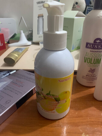 产品质感：是那种乳液质感的，但是一点都不厚重，很好搓开。
适合肤质：适合所有肤质吧，一点也不油腻也不拔干
卸妆力度：只要不是那种特别浓的妆都可以卸掉，连眼妆都可以卸的很干净
洁净效果：很棒，便宜又实惠
容量大小：180ml的很适合出门带，出差旅游必备
其他特色：味道很好闻，按压式的也很方便