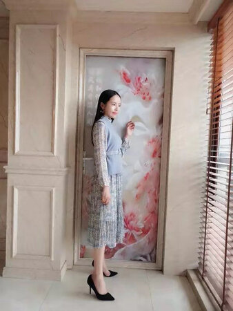 裙子很漂亮 穿着很有气质 面料摸着也很舒服 值得购买