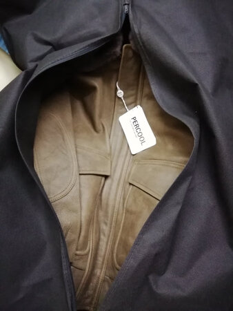 男士真皮飞行服，质量还是很好的，皮很厚，保暖效果非常好。