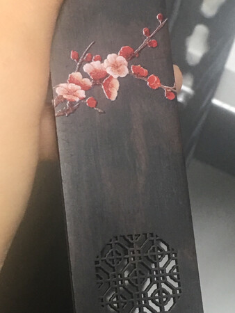 跟想象中的差的有点远，价格贵，表面有划痕