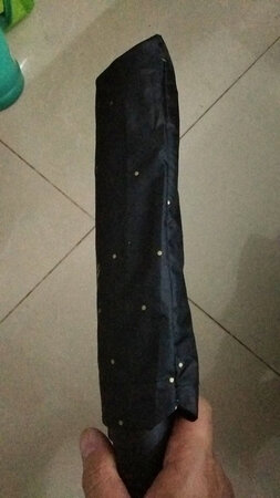 这是第二次买了，买给小孩上学用的，大小合适。伞与图片的一模一样，黑色伞面，金色羽毛点缀，即耐脏又好看，收起来放进书包刚刚好，不是很占地方，遮太阳挡雨水都可以，总之一句话：东西不贵，性价极高，好看好用，非常喜欢。