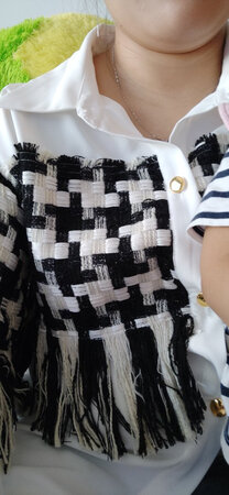 过一段时间，就来这家店看看衣服。这家店的衣服富有设计感，尺码也宽松，对胖人友好，黑白的配色永不过时，编织的千鸟格花色也很时尚，再加上流苏的设计，典雅大气，气场全开，个人非常喜欢。已经把店铺推荐给另一个稍微胖一点儿的宝妈了。
