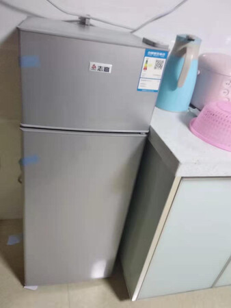 冰箱小巧，不占用空间，方便，家人很喜欢，租房买个这个真心合适，性价比高，漂亮，
制冷效果：好
保鲜效果：不错