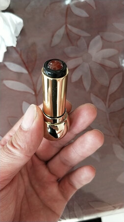 这款美宝琪口红香水外观设计很好，滚珠式的用起来方便而且不会浪费，淡淡的清香一年四季都适合使用，而且香气保持持久