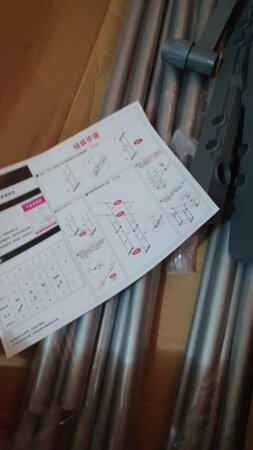 这款是搞活动买的,价格很实惠,质量也特别好。晾衣架的杆不是简单的光面不锈钢,是一种有点像掐丝的材质,特别有质感,而且感觉不用担心生锈。放着很稳当,只有一端挂冬天的外套也稳稳的,不会侧翻。就是自己组装多多少少会有点歪歪扭扭,介意的要仔细考虑下的。