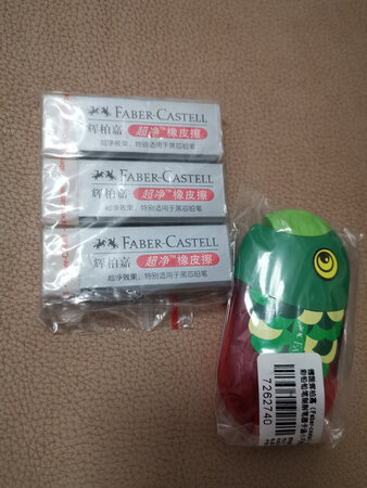 当时凑单的时候，就想着卷笔刀会不会有可爱的选择，一搜果然有，哈哈，孩子现在开始上课了，有个可爱的卷笔刀心情估计也会很不错，买回家她看到了也很喜欢呢，很卡哇伊，拿到就拆开用了，自己开始学着怎么卷笔啦，不错不错