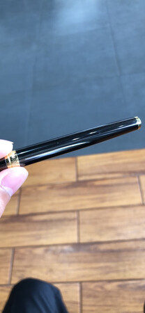 整体外观看起来还算不错！但只限于远观！笔身有太多细小划痕磕碰！盖笔帽声音太大！听着都感觉尴尬！盖上后都可以快速旋转 ！快速书写断墨！一笔画出来两边有墨！中间无墨！书写还有异响！价格太亏！不值！按重量称重的话还是有分量的！