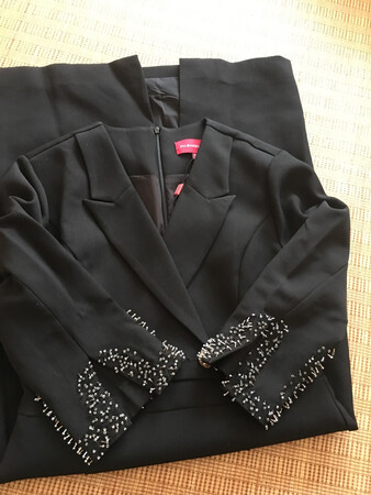 宝贝收到，衣服非常漂亮，面料穿着舒服。是我喜欢款式，物流快客服，服务态度好。