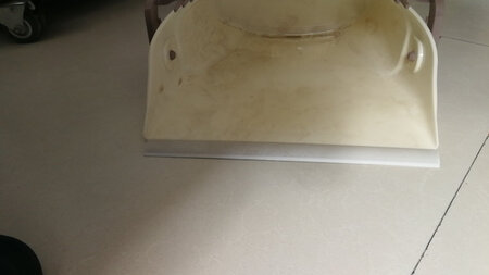 簸萁与地面接触的地方不平，中间高，两端底，与地面接触不严实，灰尘土之类的不好清理，整体感受一般