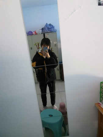 衣服版型很好看，穿起来也非常合身，好评！