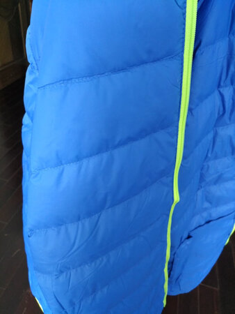 衣服收到，比实体店便宜。有点大，明年能穿。