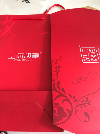 这条略薄一些，价格也相对便宜。好在花色素雅，适合年轻人使用。吊牌说是上海故事授权浙江厂家生产的。很有味道的名字。活动价优惠下来百十来块钱一条吧。这个价格还是接受的了。百分百桑蚕丝，咱也不懂，比仿丝的强太多了。送人也拿的出手。这个夏天防晒脖子，冬天保暖防风，算是比较贴心的礼物了。