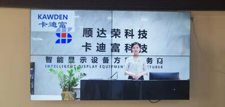 屏幕拼接完成，大屏显示时很清晰，整体看上去很大气，色彩度高，散热性好，直接连接电脑和手机连接也非常方便，棒
