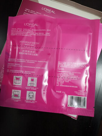 欧莱雅清润葡萄籽精华鲜注面膜，第一次见到这样的面膜，觉得很新鲜、很神奇。面膜的包装是膜布和葡萄籽保湿鲜活精华液分区。使用时，只需按照说明，轻轻松松的四步骤，就能自制一张新鲜的水润面膜，随时随地让肌肤保持水润。这一切都源自有一张具备承载自身重量20倍吸收力的膜布，能让精华液迅速吸收进膜布。亲身体验，感觉超好，太高科技了。