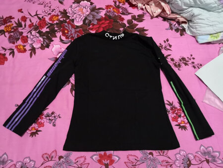 给老婆大人买的！料子还行，挺柔软！她试穿了一下，挺各适！就是不知道缩不缩水！